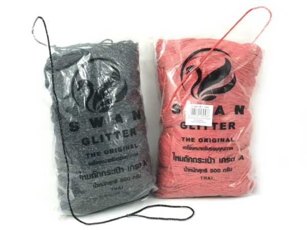 Cordoncino Swan Glitter Thai, confezione 500 grammi, per realizzare splendide borse maglie e tutto ciò che la vostra fantasia vi suggerisce. Disponibile in 15 colori