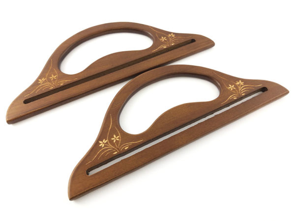 Artigianali ed esclusivi manici in legno, misure: 28X10,5 cm. ideali per borse e creazioni.