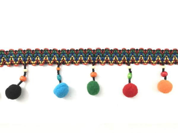 Frangia pallino moda multicolor arricchita da perline in legno. Prodotto artigianale. Pallino diametro: 17 mm Articolo venduto al metro. Inserire nella quantità i metri che si intendono acquistare