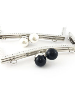 Clik Clak argento 21x9,5 cm disponibile in due  versioni: nero e bianco perla. Ideale per chiusure borse, borselli, pochette e portamonete