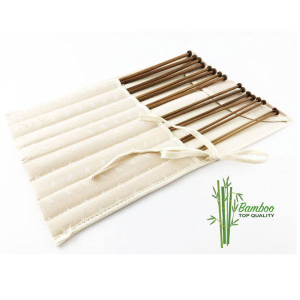 Il Set ferri in bamboo con borsa contiene 8 ferri in bamboo naturale dalle misure 3 alla 6,5 mm.