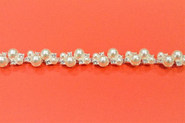 Passamaneria gioiello 1.5 cm in strass e perline Articolo venduto al metro. Inserire nella quantità i metri che si intendono acquistare