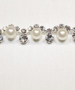 Passamaneria Gioiello argento di altezza 0,5 cm, in strass e perle Articolo venduto al metro. Inserisci la quantità desiderata.