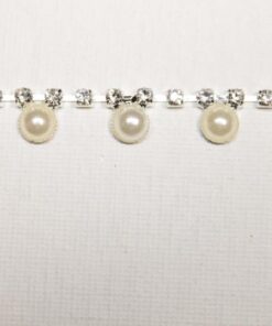 Passamaneria Gioiello argento di altezza 0,5 cm, in strass e perle Articolo venduto al metro. Inserisci la quantità desiderata.