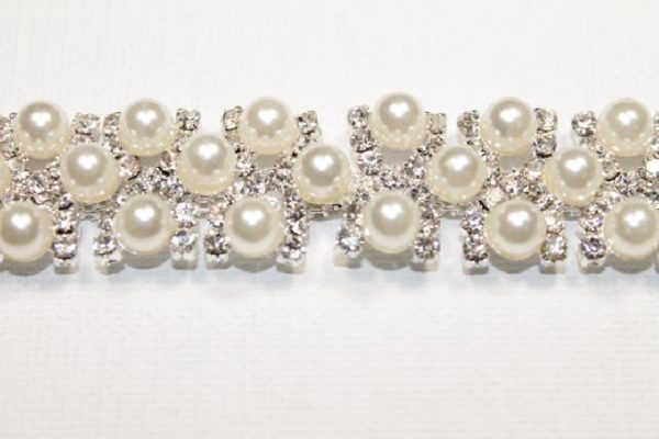 Passamaneria Gioiello argento di altezza 1,5 cm, in strass e perle Articolo venduto al metro. Inserisci la quantità desiderata.