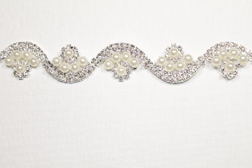 Passamaneria Gioiello argento di altezza 2,4 cm, in strass e perle Articolo venduto al metro. Inserisci la quantità desiderata.