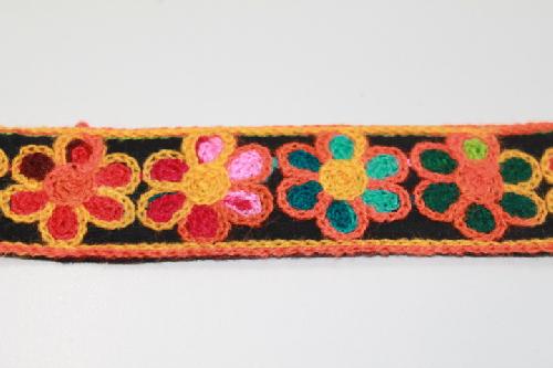 Passamaneria fiori in lana ricamata 3 cm Articolo venduto al metro. Inserire nella quantità i metri che si intendono acquistare