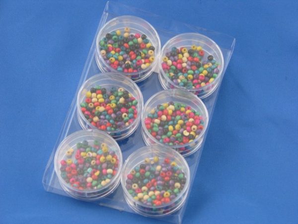 Perline in legno multicolor in pratica scatola in plastica