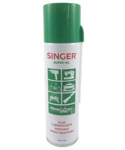 Olio Singer spray 250 ml è un lubrificante che viene usato per tantissimi utilizzi oltre alla lubrificazione della macchina per cucire. Lubrifica e sblocca dadi, bulloni, serrature. Scioglie la ruggine ed elimina i cigoli. Istruzioni: agitare la bomboletta, spruzzare da distanza ravvicinata sulla parte da trattare e attendere che il prodotto penetri.